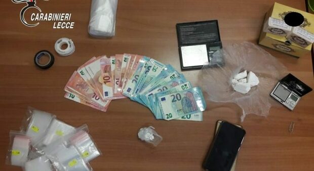 Cocaina, banconote e kit per confezionare le dosi: coppia ai domiciliari