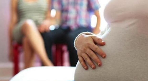 Diventano genitori con l'utero in affitto in Ucraina: il caso va in tribunale