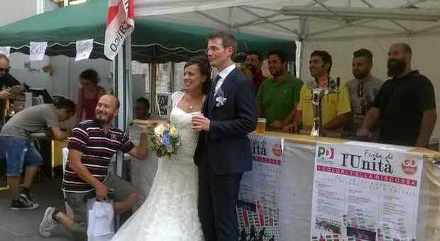 Ascoli, la segretaria del Pd si sposa e fa il brindisi alla Festa dell'Unità