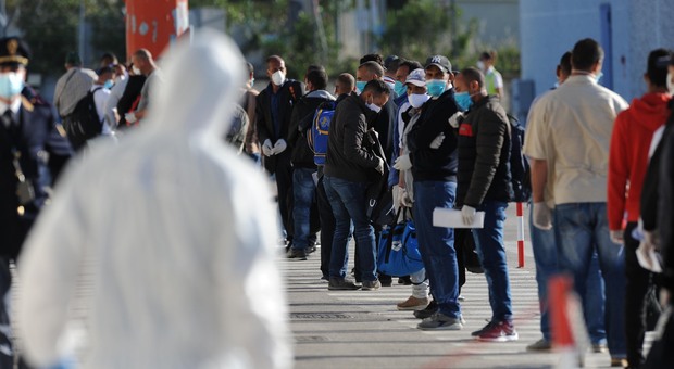 Virus, 64 migranti positivi a Pozzallo. L'assessore: «La Sicilia non lo merita»