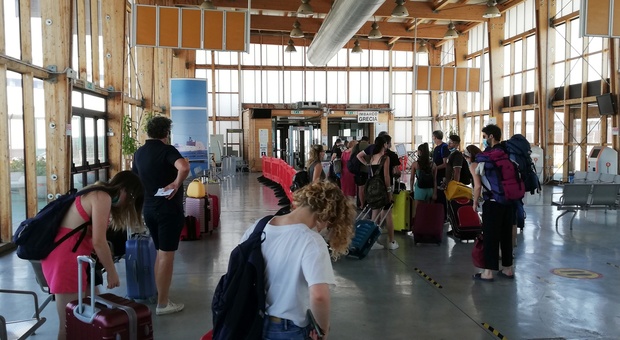 Brindisi-Grecia: all'imbarco studenti e (pochi) stranieri