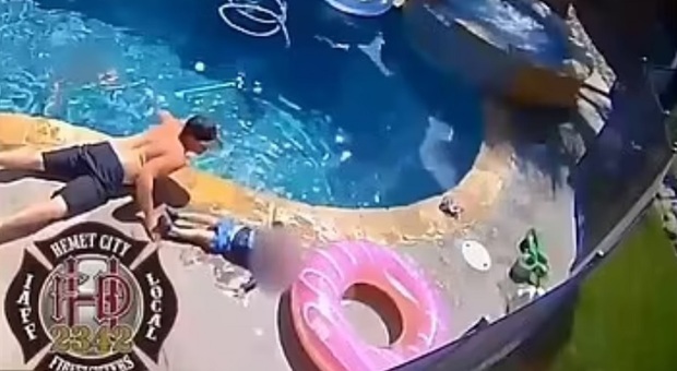 Bambino di un anno si toglie il salvagente e si butta in piscina: il video choc dell'incidente