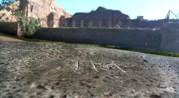 Roma, l'ultimo sfregio al Palatino: incise le iniziali su una colonna