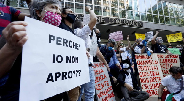 Milano, ambulanti e tassisti protestano davanti alla sede della Regione