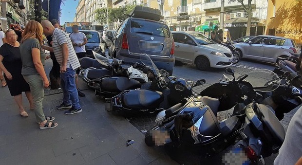 Napoli, auto in doppia fila senza freno a mano «cammina» da sola e abbatte otto scooter