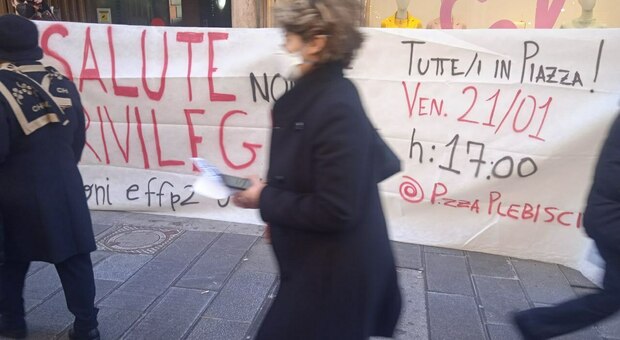 Covid a Napoli, protesta in piazza: «La salute non è un privilegio, tamponi e mascherine gratis»