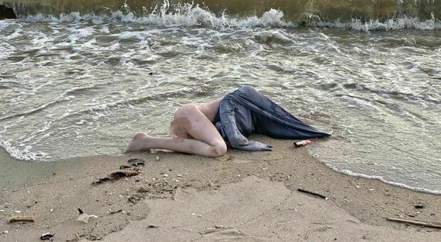«C'è un cadavere in spiaggia»: scatta l'allarme, ma la scoperta è assurda FOTO