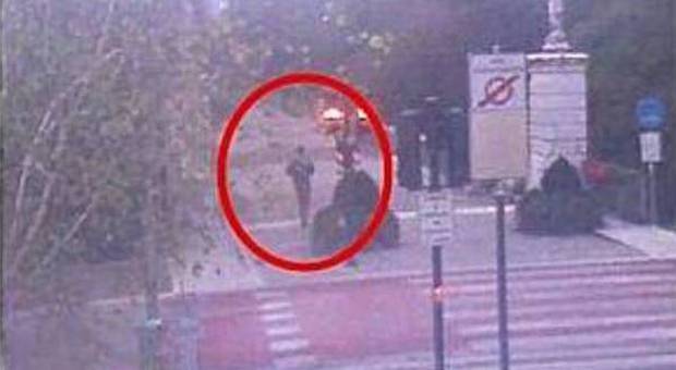 Nel fermo immagine di una telecamera il tunisimo mentre scappa dopo l'evasione dal carcere
