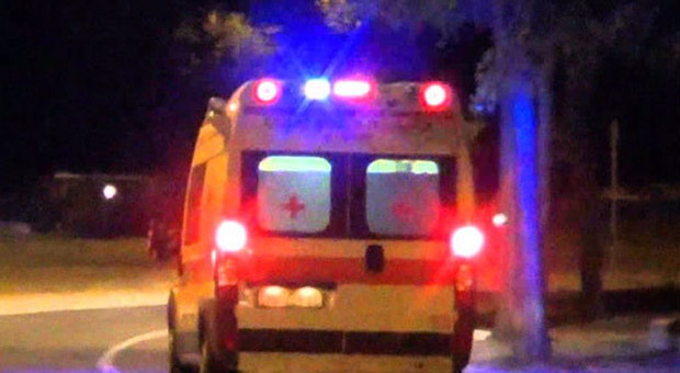 Ancona, schianto in sella allo scooter: padre e figlio finiscono all'ospedale