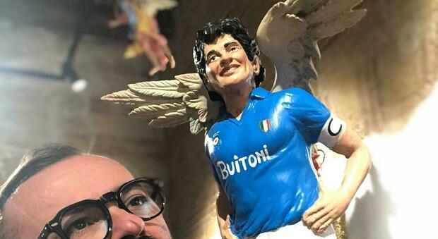 Maradona, nel presepe napoletano e già diventato un angelo