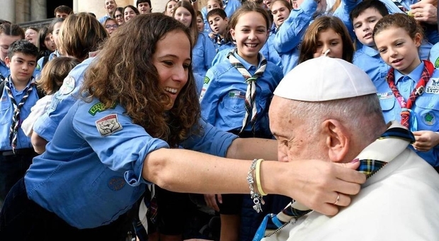 Papa Francesco agli scout Agesci di Foligno: «Cari ragazzi, siate gioiosi testimoni del Vangelo, costruttori di ponti e mai di muri, mai!»