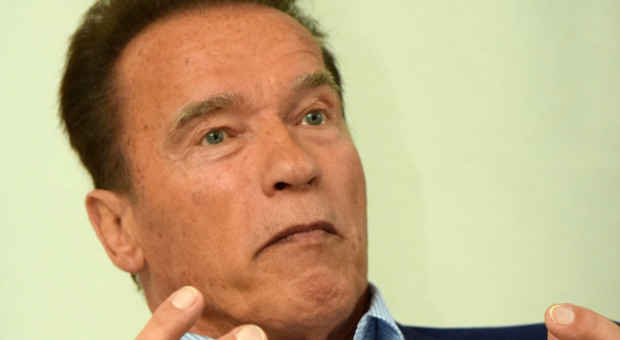 Schwarzenegger: «Mi hanno messo un pacemaker. Sono un po' più macchina». Le altre operazioni