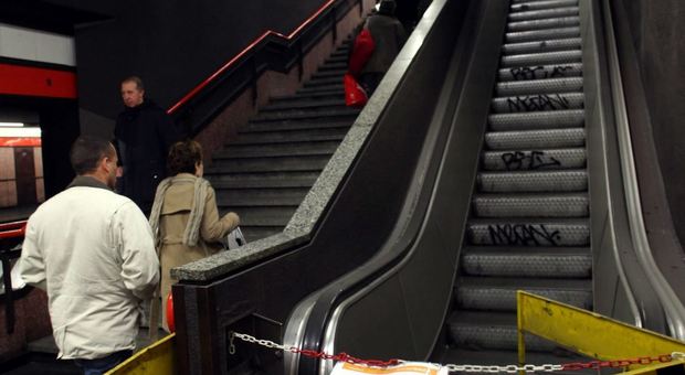 Metro A, scale mobili guaste per ore a Furio Camillo: riattivate solo in serata