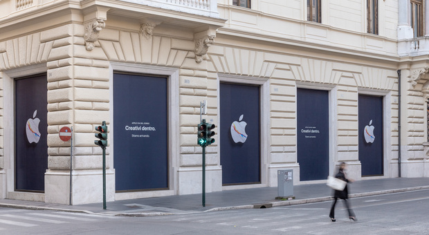 Apple Store via del Corso, si avvicina l'apertura: ecco il logo dedicato a Roma