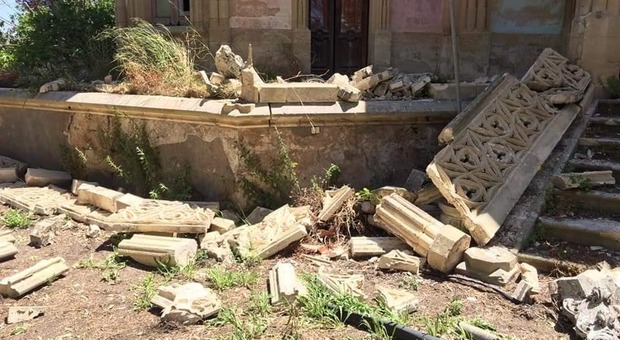 Salento, la villa neogotica devastata dai vandali: l'allarme degli appassionati