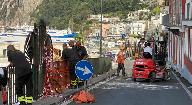 Minibus precipitato a Capri, è iniziata l'operazione di recupero