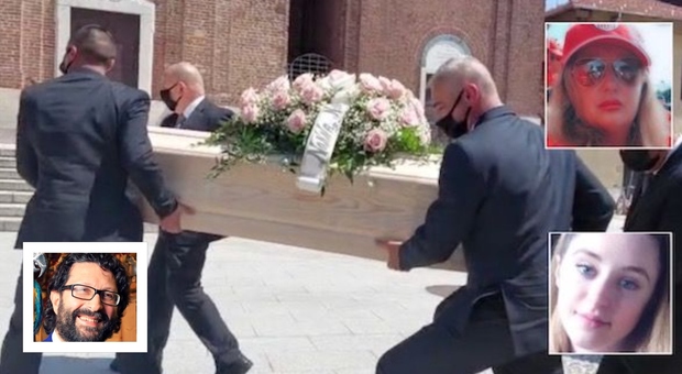 Madre e figlia uccise da Alessandro Maja: le bare firmate da tutti i presenti al funerale