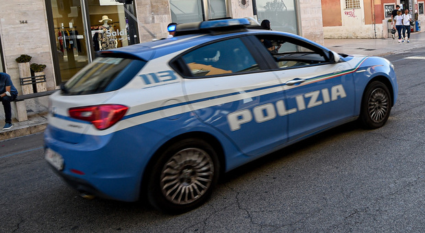 Udine, entra in casa e sfregia una donna al volto con una bottiglia: arrestato un ragazzo di 20 anni