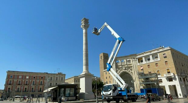 Lecce, la colonna romana sottoposta alla prova di sforzo: un test sul peso della copia della statua di Sant'Oronzo