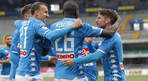 Doppietta di Koulibaly e gol di Milik: il Napoli rinvia la festa scudetto della Juve e manda in B il Chievo