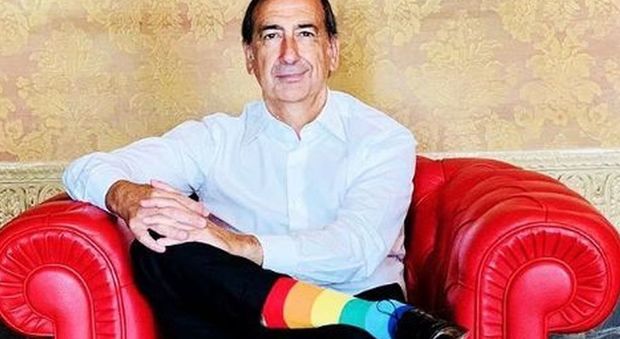 Beppe Sala, la foto con i calzini arcobaleno per la Pride Week: «Per una Milano dei diritti. E dei doveri»