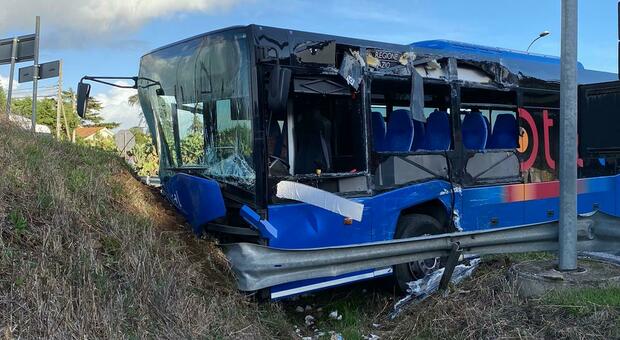 Latina: scontro tra bus a Borgo Montello, tre feriti