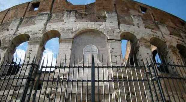 Scavalca la recinzione e cade dal Colosseo: grave un ragazzo 18enne