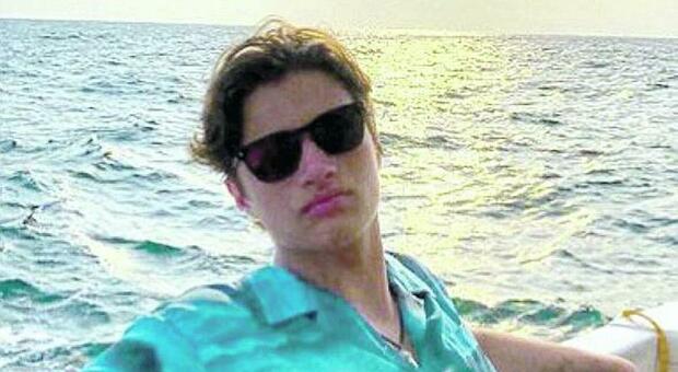 Claudio Mandia, 18enne italiano suicida nel college a New York. La procura: «Nessun reato della scuola»