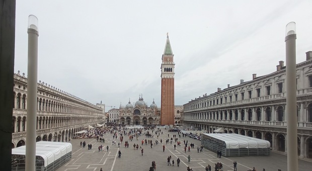 Venezia, piazza San Marco: stop da Pasqua a fine estate ai lavori vicino ai plateatici dei caffè storici: «Si rischiava perdita di 6milioni di euro»
