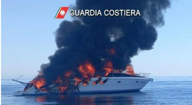 Barca da diporto in fiamme affonda al largo di Livorno, equipaggio in fuga su una zattera di emergenza