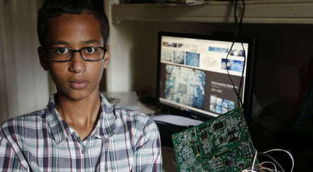 Scambiano orologio fai da te per bomba 14enne arrestato. Obama lo invita