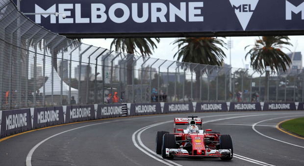 Gp Australia, Hamilton sfreccia nella pioggia, terzo Raikkonen, ottavo Vettel, incidente per Rosberg