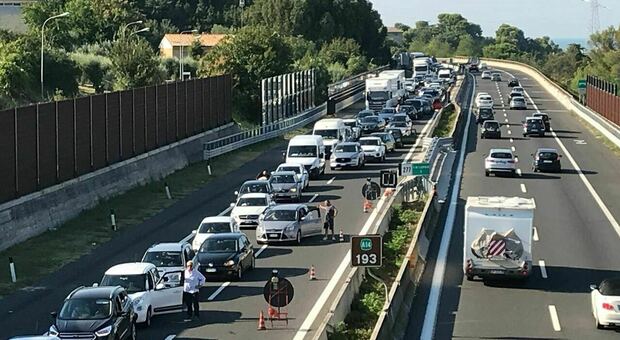 Traffico bloccato per un incidente nel tratto marchigiano dell'A14: un chilometro di coda tra Fano e Marotta