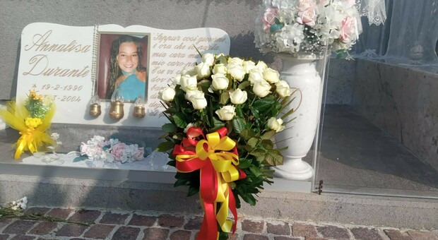 Annalisa Durante, le rose bianche del Comune di Napoli sulla tomba della 14enne uccisa dai clan a Forcella
