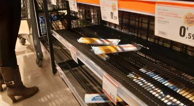 Guerra in Ucraina, a Napoli è corsa alle scorte: assalto ai benzinai, svuotati gli scaffali dei supermercati