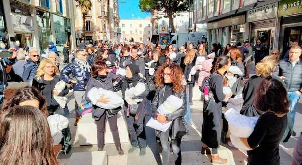 Guerra Israele e Palestina, le donne baresi chiedono il cessate il fuoco: flash mob in via Sparano