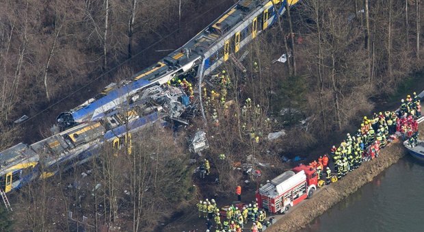 Scontro frontale tra 2 treni in Baviera Ci sono otto morti, almeno 150 i feriti