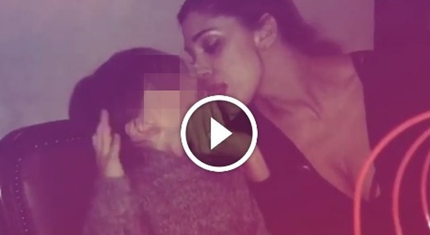 Belen "scandalosa" con il figlio Santiago. Pioggia di critiche per il video su Instagram