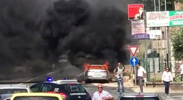 Rieti, auto in fiamme a Toffia, traffico in tilt sulla Salaria