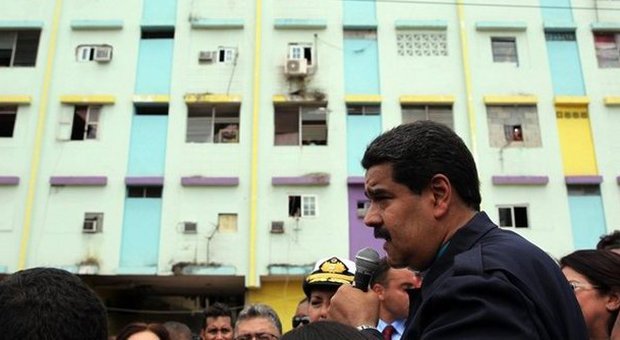 Venezuela, lancia un mango in testa al presidente Maduro e ottiene una casa nuova