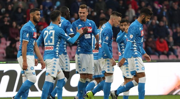 Napoli-Frosinone 4-0: doppio Milik più Zielinski e Ounas, Ancelotti resta a -8