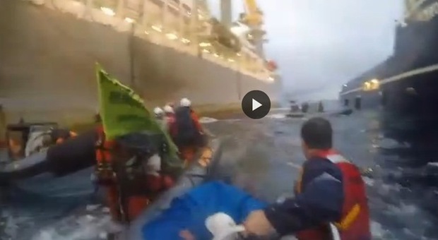 Greenpeace, la marina spagnola sperona i gommoni, ferita una 21enne italiana
