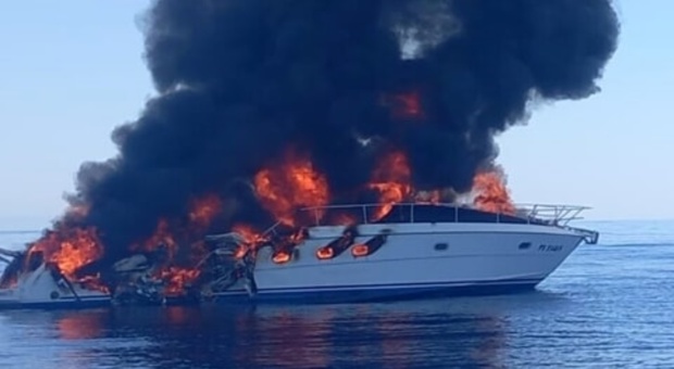 A fuoco barca di 13 metri: sei adulti e tre bambini si salvano sulla zattera