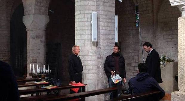 Terence Hill durante le riprese di Don Matteo 9 nella chiesa di sant'Eufemia