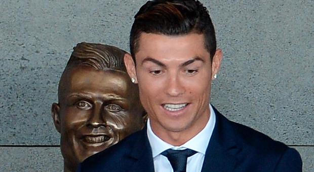 Aeroporto intitolato a Cristiano Ronaldo, ma la statua fa ridere il web