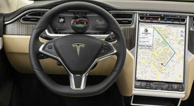 La sofisticata plancia della Tesla S, una supercar elettrica
