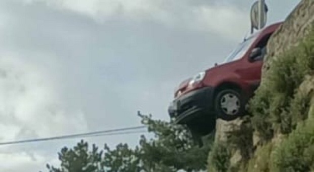 Suora sbaglia manovra e sfonda un muraglione con l'auto: paura in provincia di Rieti