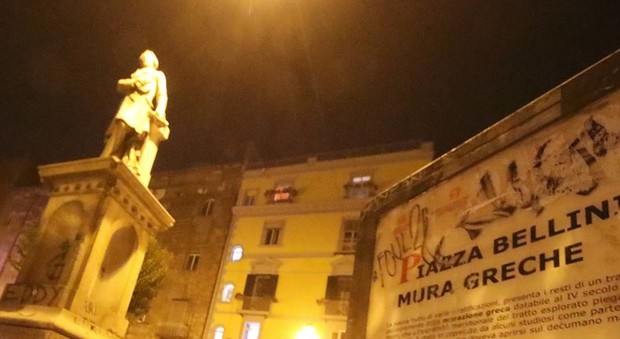 Napoli, pugnalate ai tempi della movida: due arresti per tentato omicidio a piazza Bellini