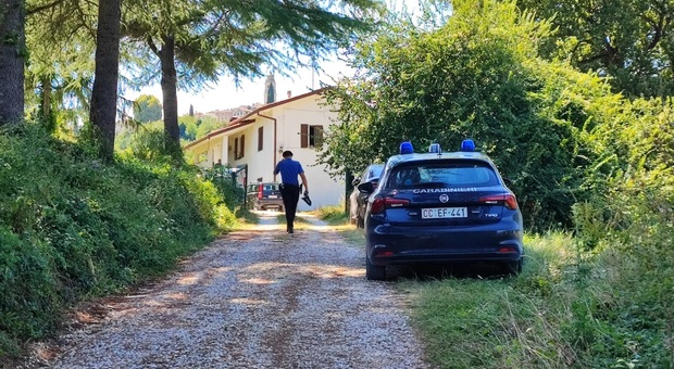 Donna di 40 anni trovata morta nella casa di un amico: è giallo nel Pesarese