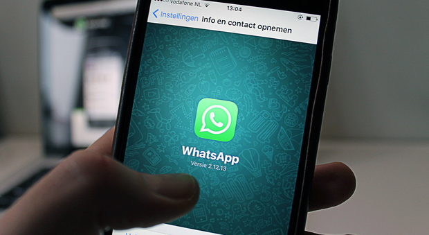 Whatsapp, l'allerta della polizia: i messaggi truffa rubano milioni di dati